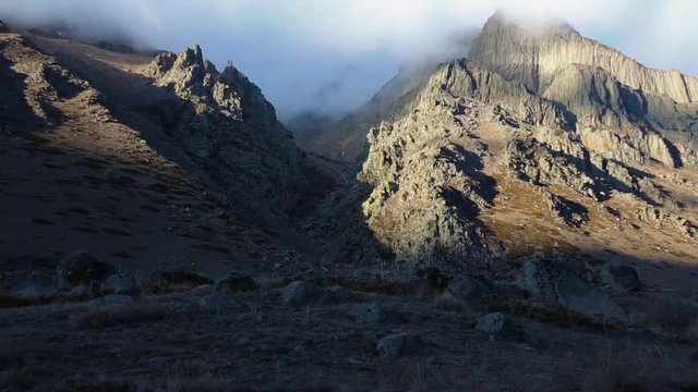 Горный пейзаж, Красивый вид на высокие скалы, живописное горное ущелье, вершины на фоне синего неба. Дикая природа Северного Кавказа, путешествие и туризм