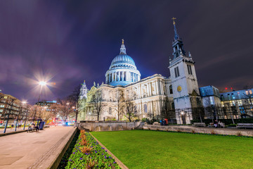Obraz premium St Paul's Cathedral at night