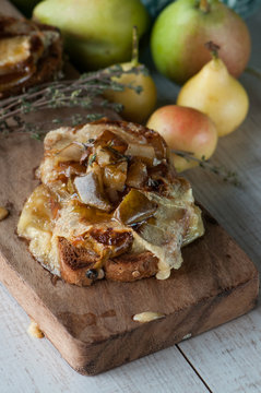 Brie and pear caramelized toast