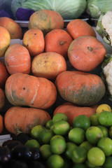 Courges. Abou Dhabi. Emirats Arabes Unis. Emirats Arabes Unis. / Onions. Covered market. Mina Fruit and Vegetable Market. Emirate of Abu Dhabi..