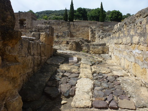 Medina Azahara, yacimiento arqueologico y ciudad palatina por Abderramán III  en las afueras de Córdoba, en Sierra Morena (Andalucia, España)