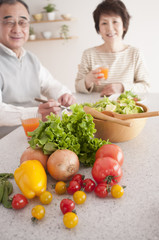 野菜中心の食事をするシニア夫婦