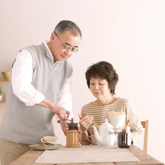 コーヒーをいれるシニア夫婦