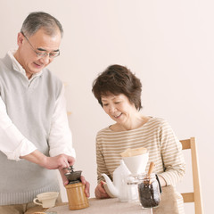 コーヒーをいれるシニア夫婦