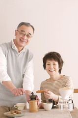 コーヒーをいれるシニア夫婦