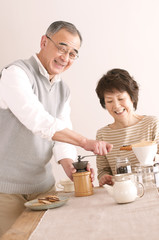 コーヒーをいれるシニア夫婦