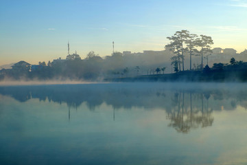 Obraz premium Da Lat morning with lake in fog