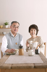 コーヒーを飲むシニア夫婦