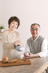 お茶をいれるシニア夫婦