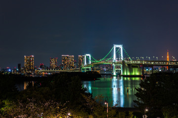 Fototapeta na wymiar Tokyo skyline at night view from Odaiba with Rainbow bridge and Tokyo tower in the background