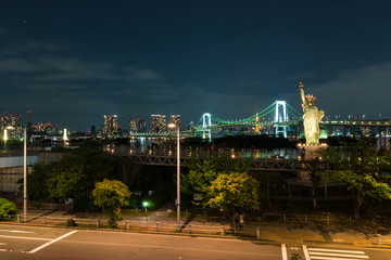 Fototapeta na wymiar Tokyo skyline at night view from Odaiba with Rainbow bridge, Liberty statue and Tokyo tower in the background