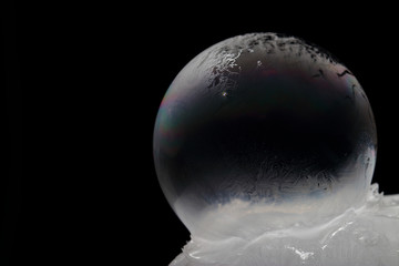 雪の上で凍り付いたシャボン玉