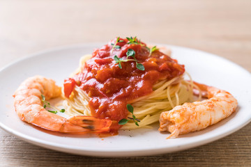 spaghetti with tomatoes sauce and shrimps