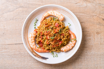 vegetable noodle with tomatoes sauce and shrimps