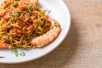 vegetable noodle with tomatoes sauce and shrimps