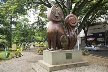 Abwaschbare Fototapete Südamerika Katzenpark (Parque El Gato De Tejada) in Santiago de Cali, Valle de Cauca, Kolumbien