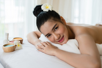 Obraz na płótnie Canvas Beautiful Asian girl smile relaxing in the spa massage in salon