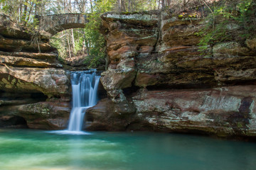 Fototapeta na wymiar Serene waterfall in the Hocking Hills State Park in Ohio