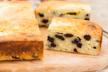 Baked in the oven cottage cheese with raisins.