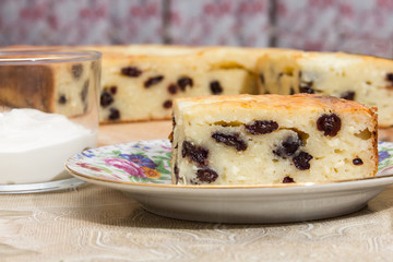 Baked in the oven cottage cheese with raisins.