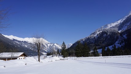Fototapeta na wymiar Fernpass, Tirol, Österreich, Strasse zwischen Reutte und Nassereith mit Zugspitze