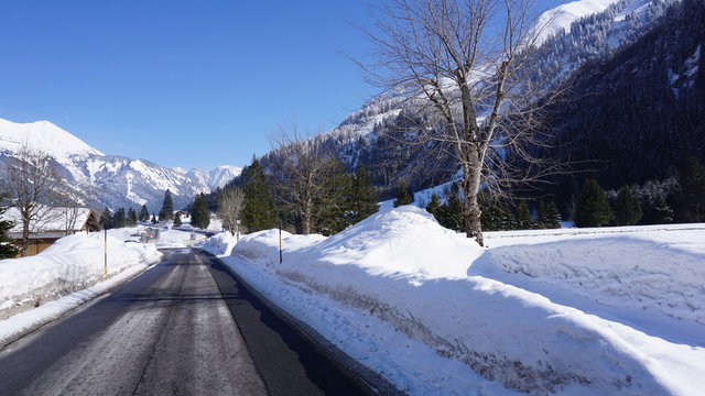 Fernpass, Tirol, &Ouml;sterreich, Strasse zwischen Reutte und Nassereith mit Zugspitze