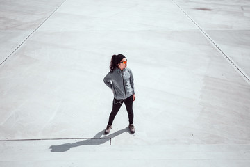 スポーティーな女性 アウトドア