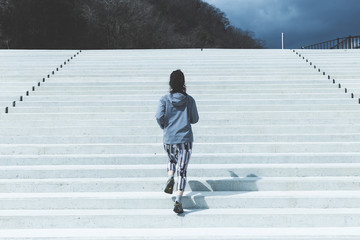 スポーティーな女性と空