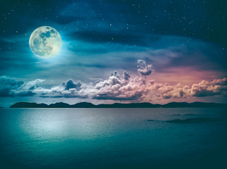 Plakaty  Krajobraz nieba z pełni księżyca na seascape do nocy. Natura spokoju.