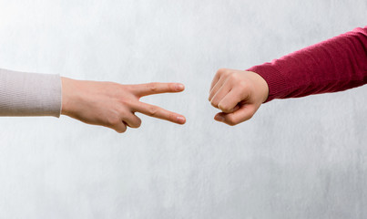 Wettspiel mit H&auml;nden, knobeln mit Schere und Stein Symbol