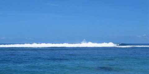 Saint Pierre / La Reunion: Surf of the Indian Ocean at the waterfront in Saint Pierre