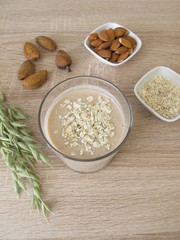 Selbst gemachter Low Carb Protein Shake mit Mandelmehl und Hafer