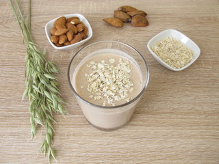 Selbst gemachter Low Carb Protein Shake mit Mandelmehl und Hafer