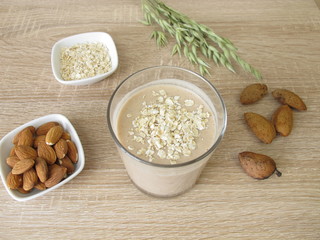 Selbst gemachter Low Carb Protein Shake mit Mandelmehl und Hafer