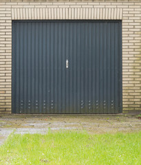 Dunkles Garagentor aus Metall