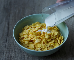 milk is poured into a flake dish