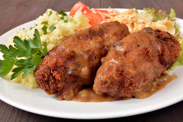 kotlety mielone z ziemniakami i surówką