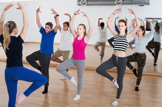 Dance teacher showing the position to teenagers