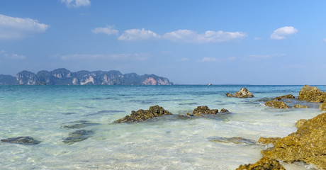 Playa de agua turquesa con rocas