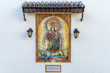 Darstellung einer Heiligen an der Fassade einer KIrche in Fuengirola, Spanien