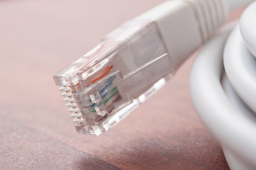 détail cable internet RJ 45 sur bureau en bois