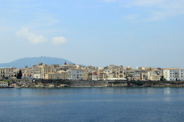 Fototapeta na wymiar Blick auf typische Häuser auf der Insel Korfu