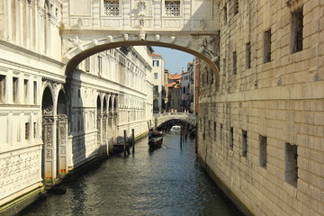 Fototapeta premium Mit der Gondel unterwegs auf einem Kanal in Venedig