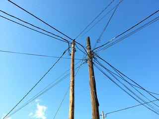 Maraña de cables eléctricos, con el cielo azul.