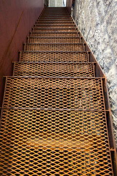 Blick auf Stahltreppe aus rostigen Stahl mit Gitter Streckmetall