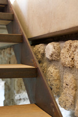 rostige Stahltreppe an alter Sandsteinwand