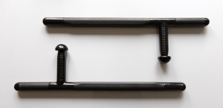 deux tonfas formant un encadrement