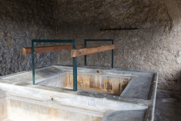 lavoir et son étendoir à Miramas-le-Vieux