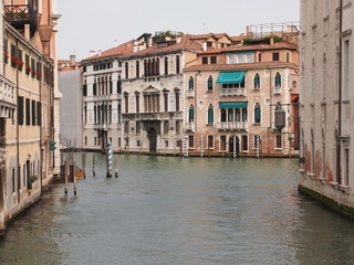 Blick auf Kanal und Häuser in Venedig