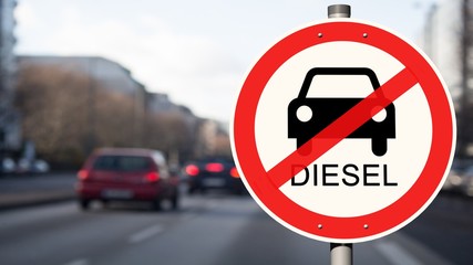 Diesel Fahrverbot Straßenschild - Straßenverkehr im Hintergrund